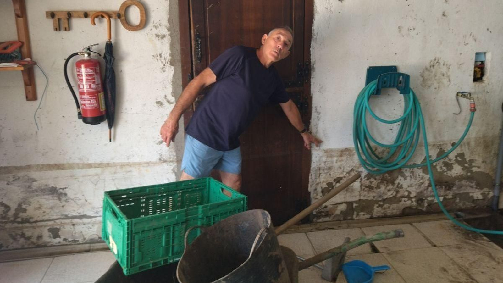 Manuel López muestra hasta donde llegó el agua.