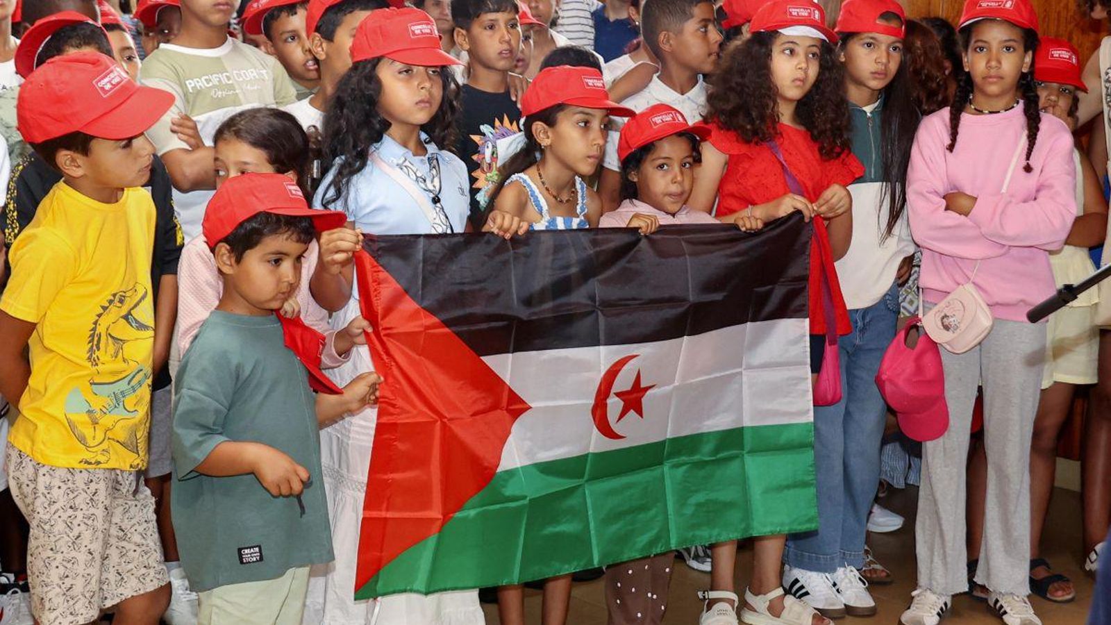 Los niños portan una bandera del pueblo saharaui.