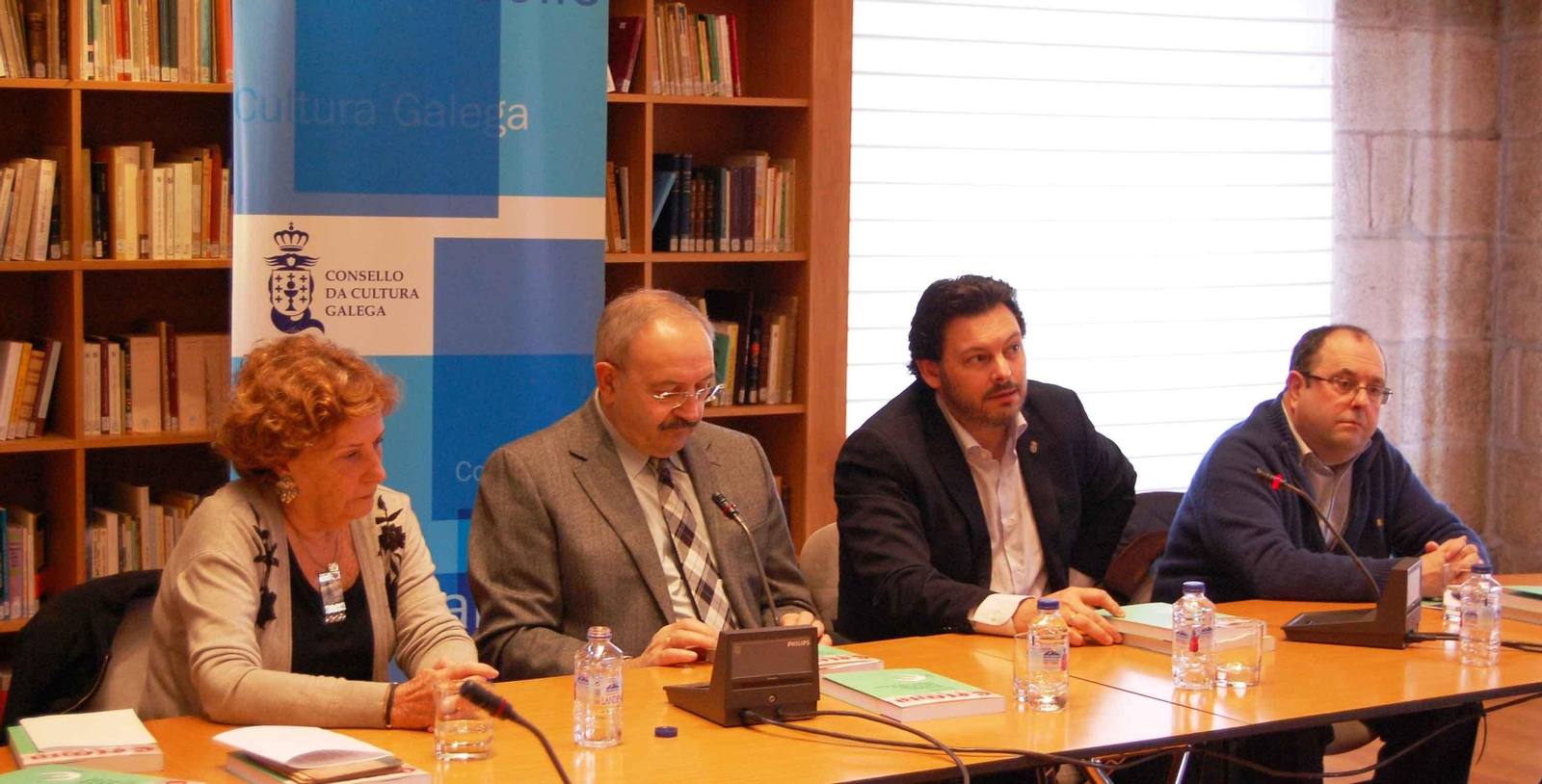 Silvia Pulpeiro; el presidente del Consello da Cultura Galega, Ramón Villares; el secretario xeral da Emigración, Antonio Rodríguez Miranda; y el coautor del libro, Pablo Rodríguez