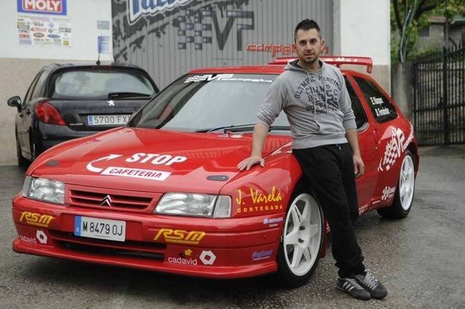 Emilio Vázquez posa con el Citroën Zx Kitcar construido en su taller.