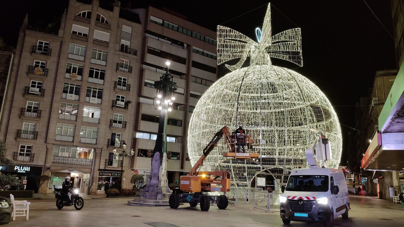 Operarios de la empresa Ximenez, poniendo estos días a prueba la bola de Navidad antes del encendido.