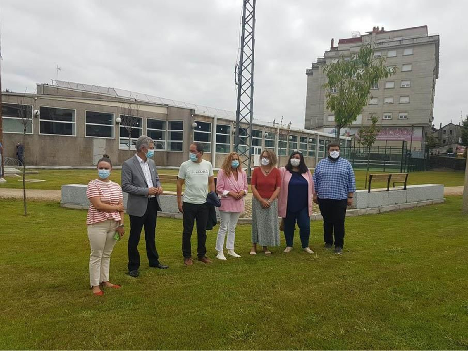 Foto de familia con la presidenta y la alcaldesa (centro), durante la visita de ayer en Ponteareas.