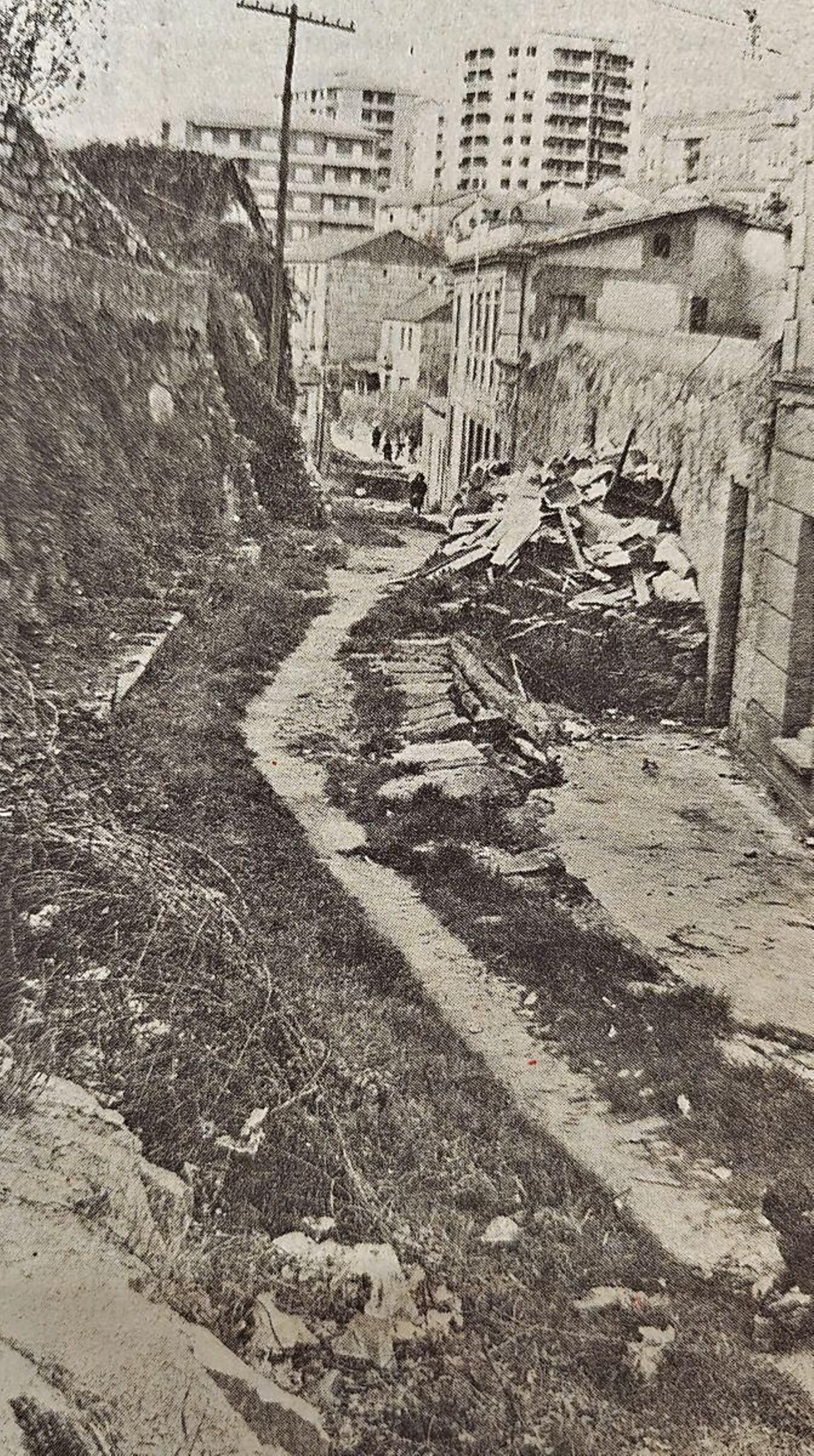 “Almacenaje” intolerable en la calle del Rastro.