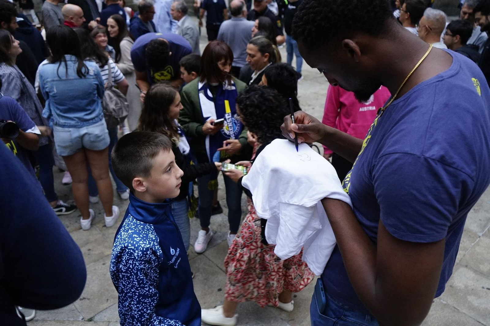 Los más pequeños pidieron autógrafos a la plantilla.