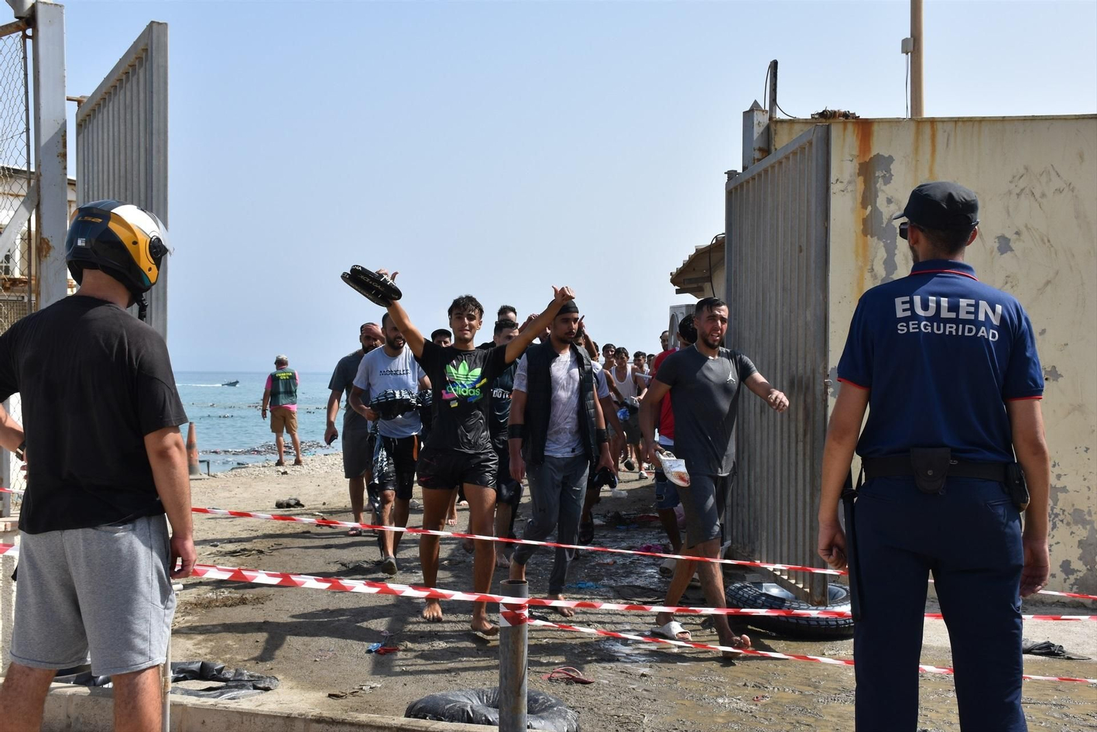 Varias personas cruzan la frontera, a 30 de julio de 2026, en Ceuta (España).