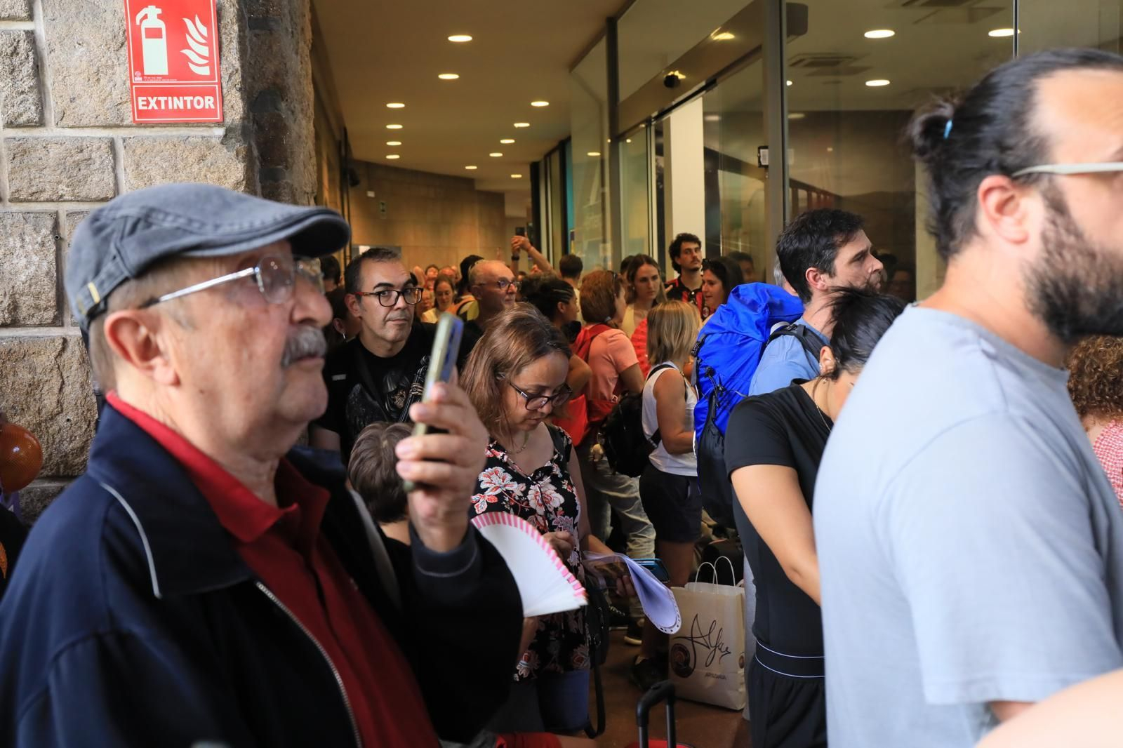 Galería | Viajeros tirados en la estación de Ourense tras horas de retraso por una avería en el AVE