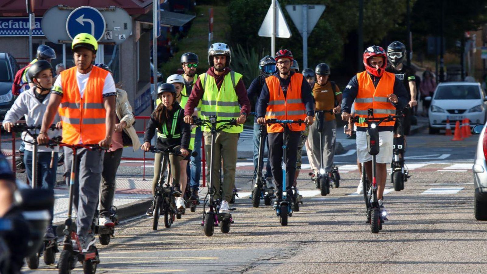 Los asistentes a la marcha, durante una parte de la misma.