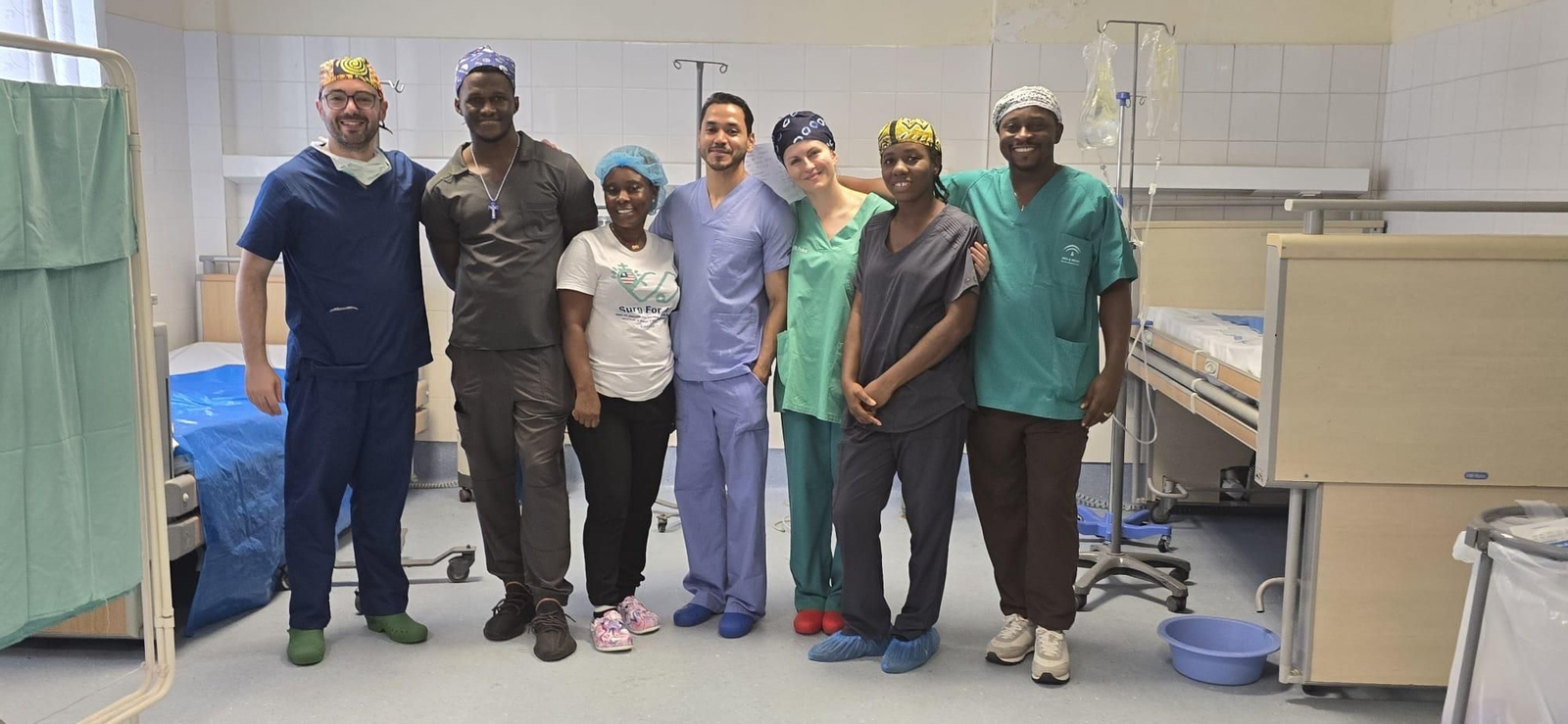 Fran Caramés, a la izquierda, junto a profesionales liberianos y compañeros de la misión humanitaria.