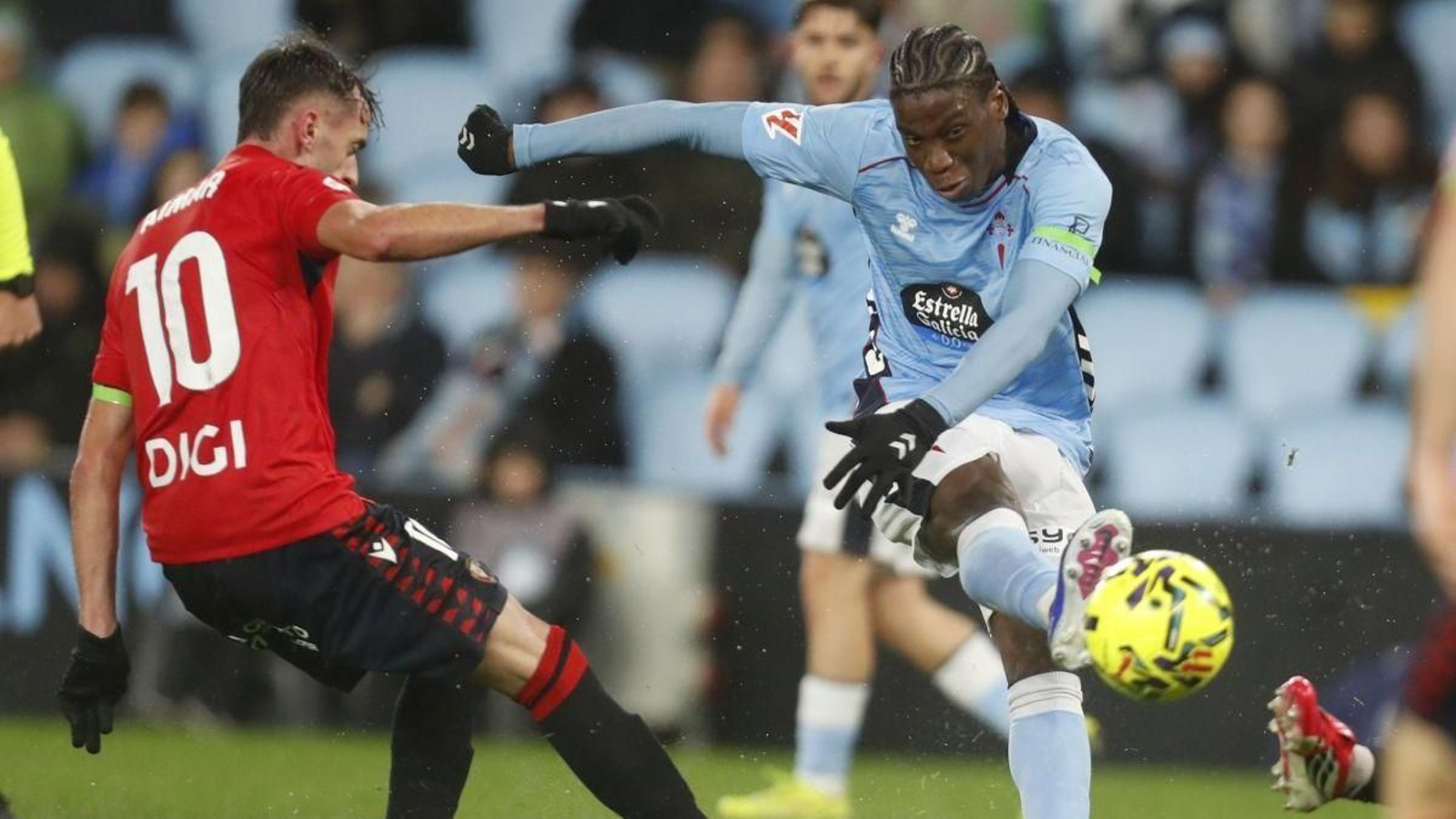 Ilaix Moriba ensaya un disparo durante el encuentro de ayer, el décimo que el Celta no remonta este curso.