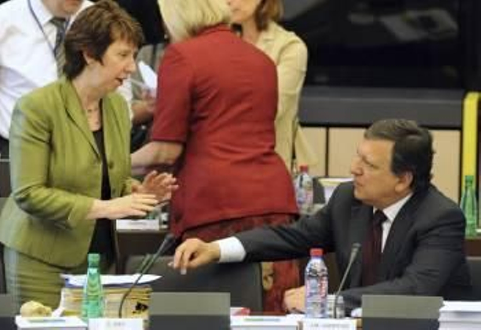 Durao Barroso con Catherine Ashton, tras el pleno en el que se discutió la ayuda a Portugal. (Foto: PATRICK SEEGER)