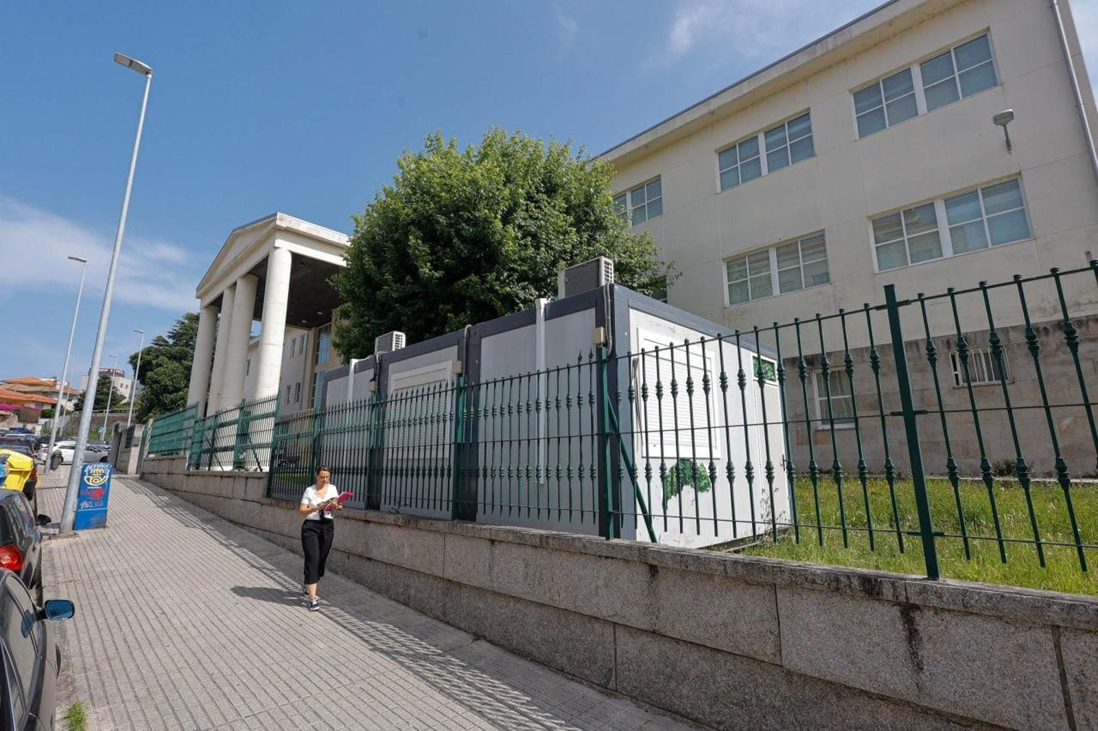 Módulo que habilitó la Xunta en el exterior del centro para acoger el local del Anpa mientras dura la reforma.