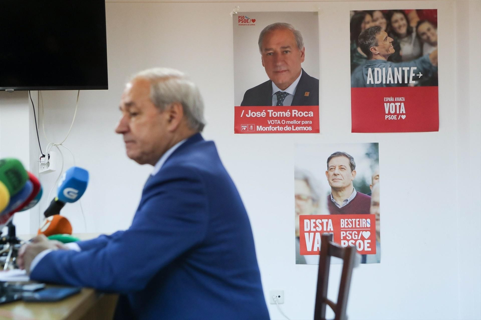 El hasta ahora presidente de la Diputación de Lugo, José Tomé, durante su comparecencia, en la sede del PSdeG-PSOE en Monforte.