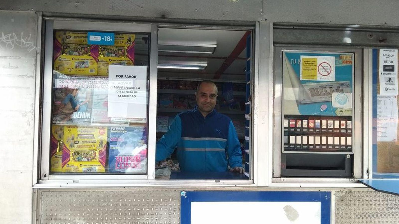 Juan Carlos Mora lleva 23 años en el kiosco de la calle Marín.