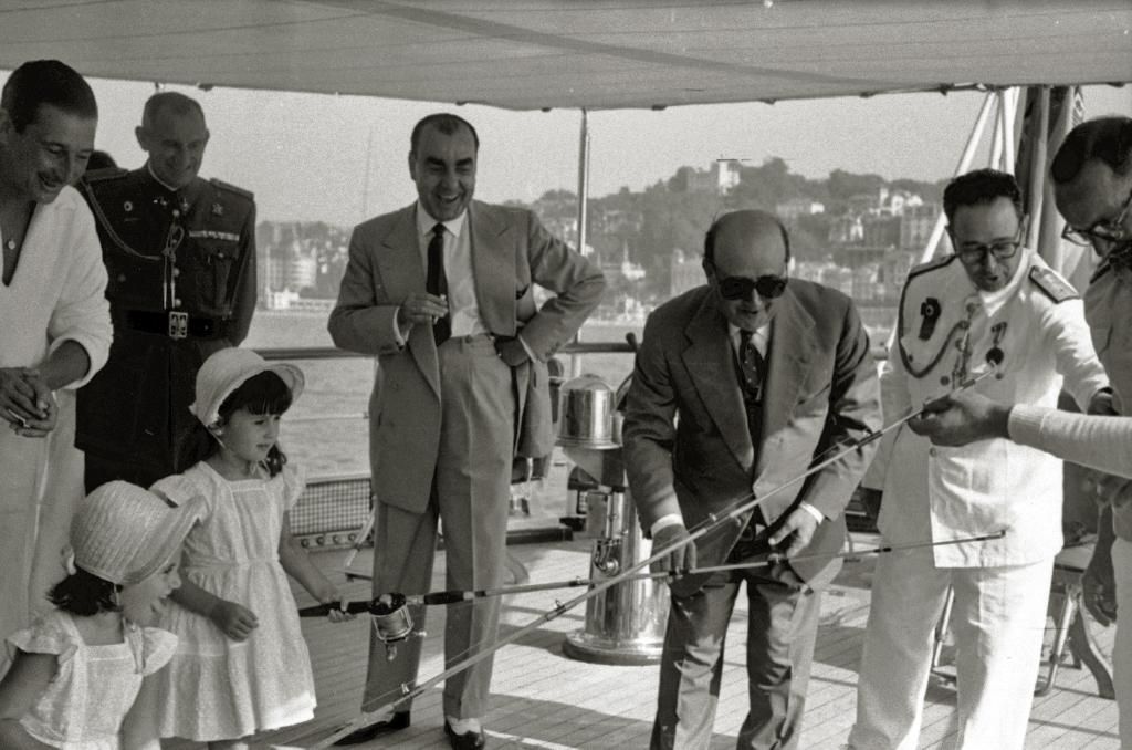 Carrero Blanco con Franco y su familia en el yate Azor en 1963.