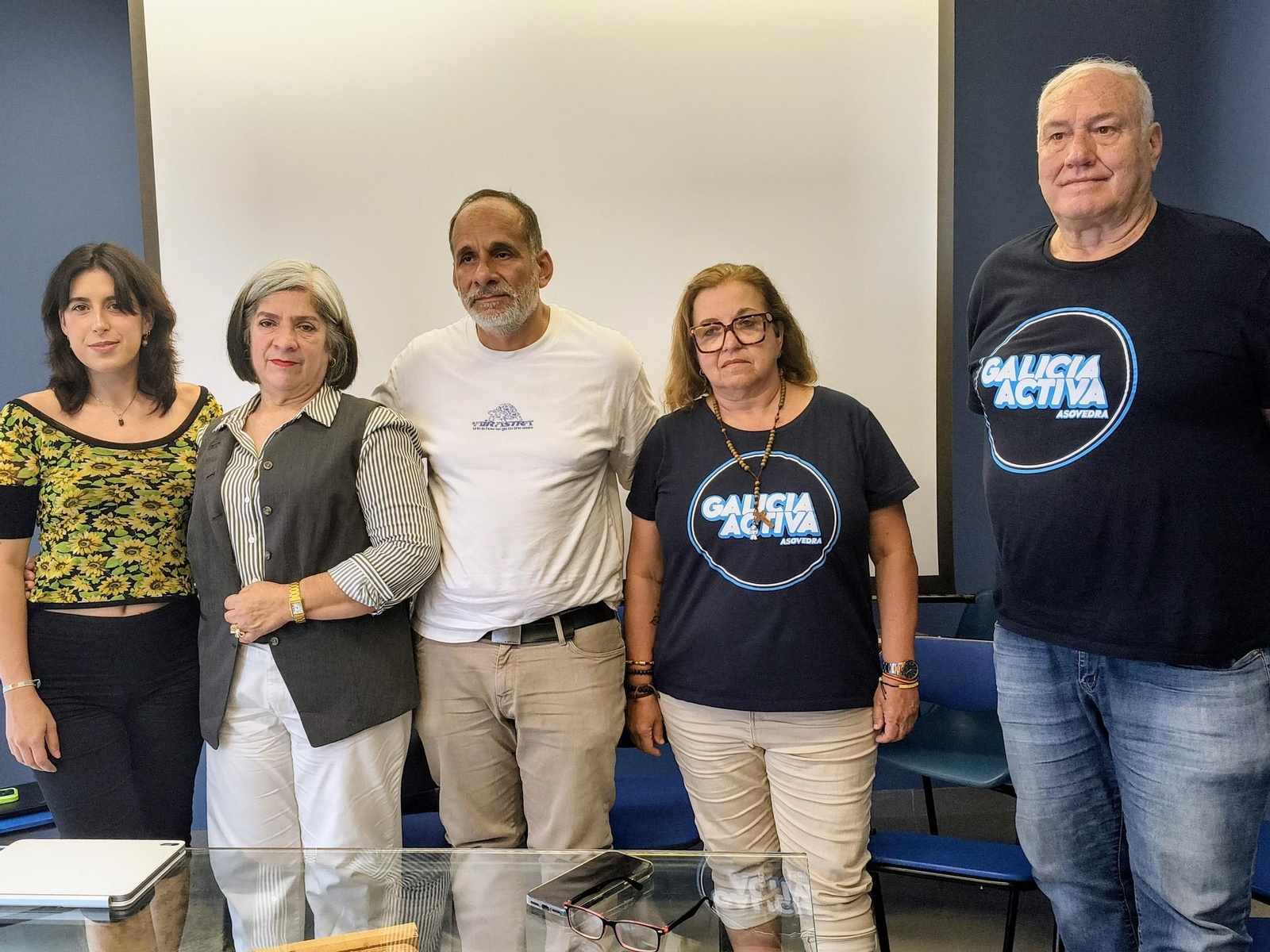Parte de la directiva de Asovedra, ayer, en su sede de la Casa Azul de Pontevedra.