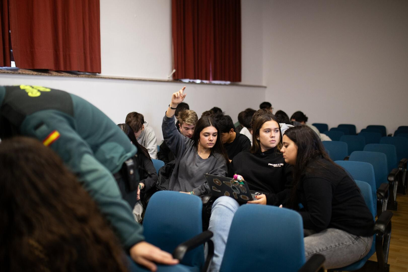 Detalles del trabajo en equipo durante la sesión práctica.