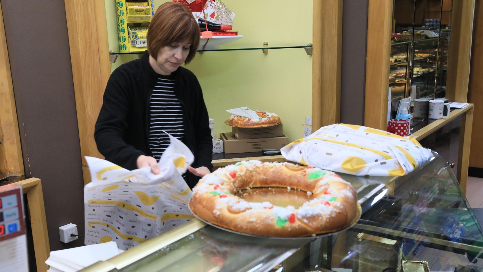 Envuelven roscones en la Confitería de El Couto.