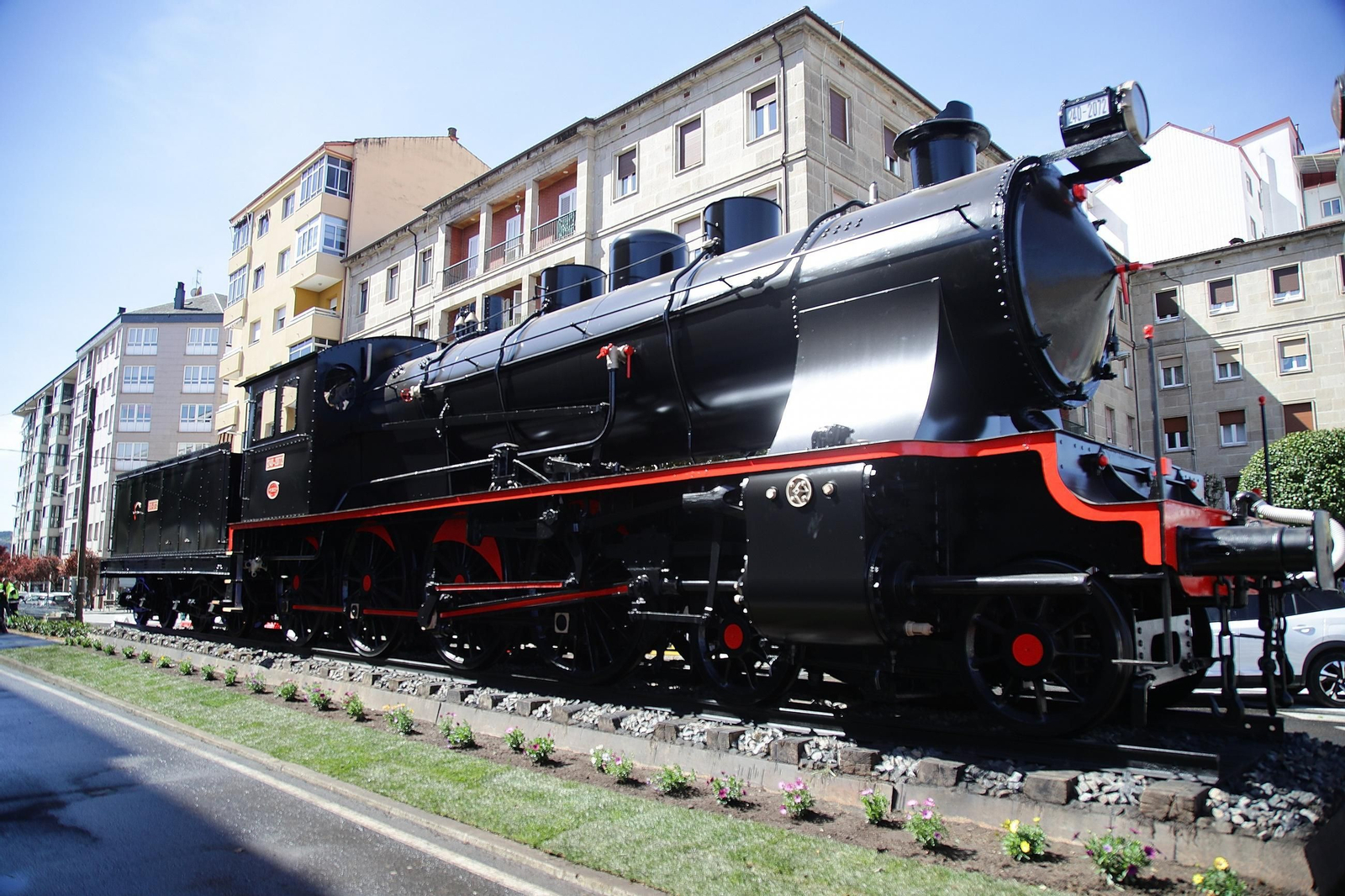 Galería | La locomotora vuelve a lucir en el barrio de A Ponte
