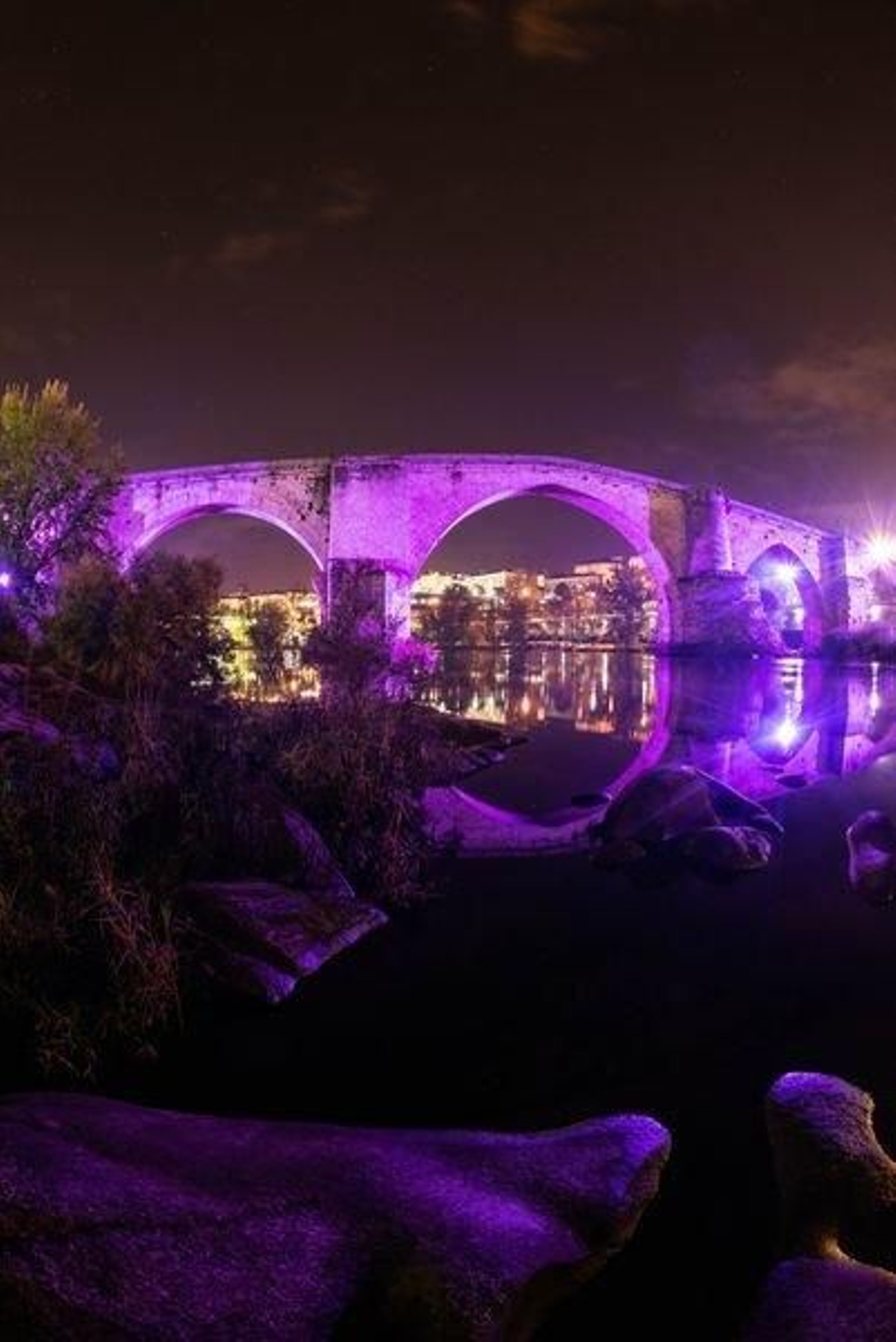OURENSE (PONTE ROMANA). 20/10/2019. OURENSE. Ponte Romana iluminada de morado por las enfermedades raras. FOTO: ÓSCAR PINAL 