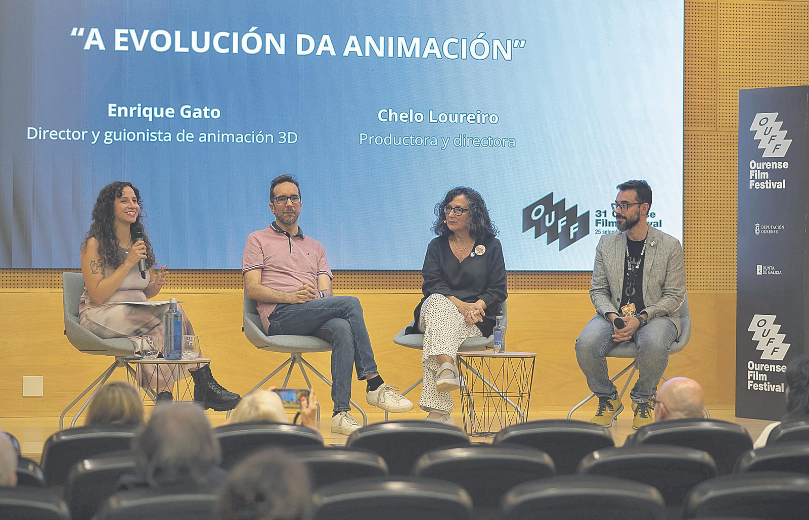 La periodista de Telemiño, Natalia Yáñez, presenta a Enrique Gato y Chelo Loureiro, ante la antenta mirada del director del OUFF, Óscar Doviso.