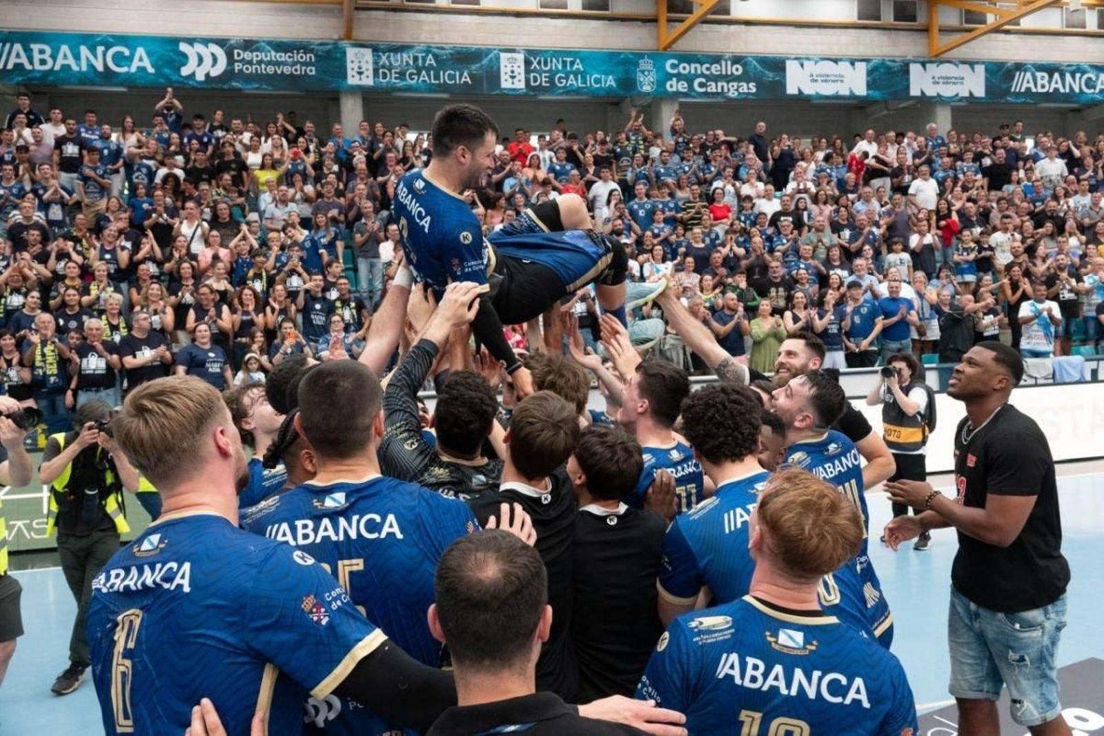 Moisés Simes, uno de los jugadores que abandonan el Cangas este año, es manteado por sus compañeros tras el partido.