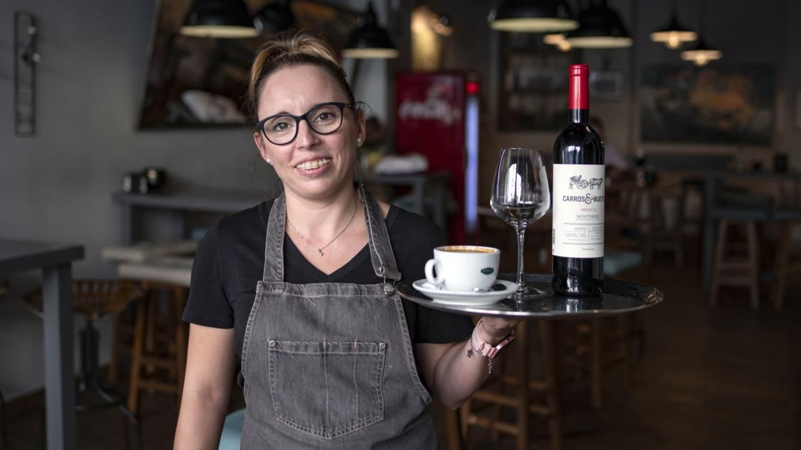 Patricia Madriñán, una de las socias de la Vinoteca Cotrozo. MIGUEL GARCÍA