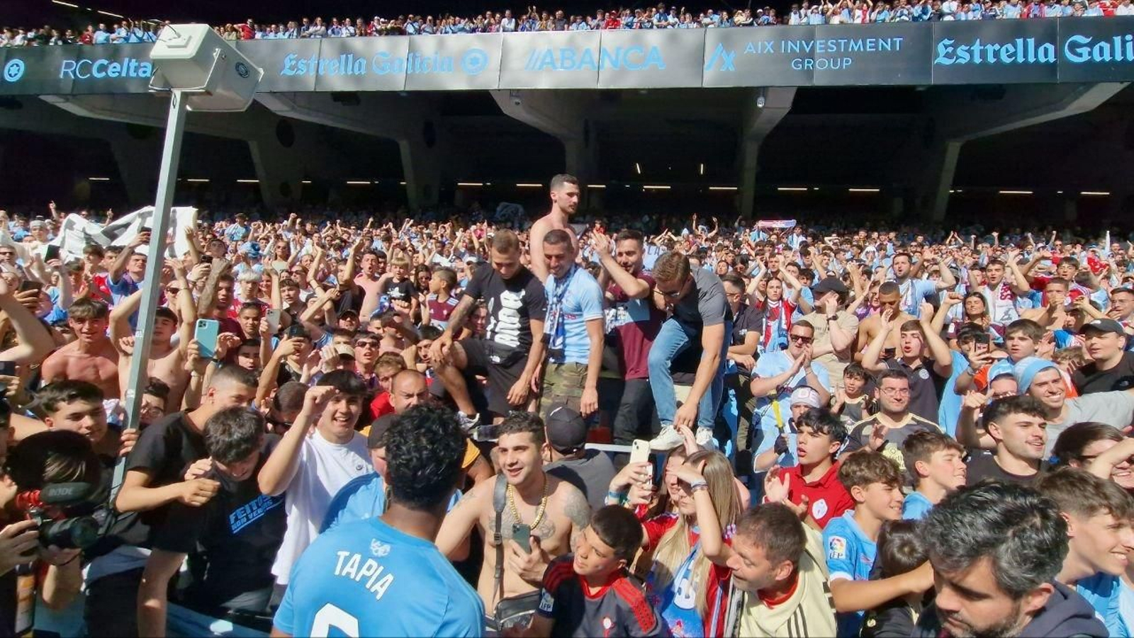 Tapia con la afición tras el partido.