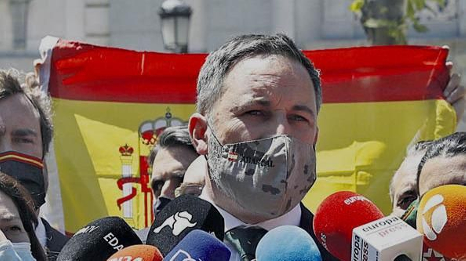Abascal atiende a los medios ante la sede del Supremo.
