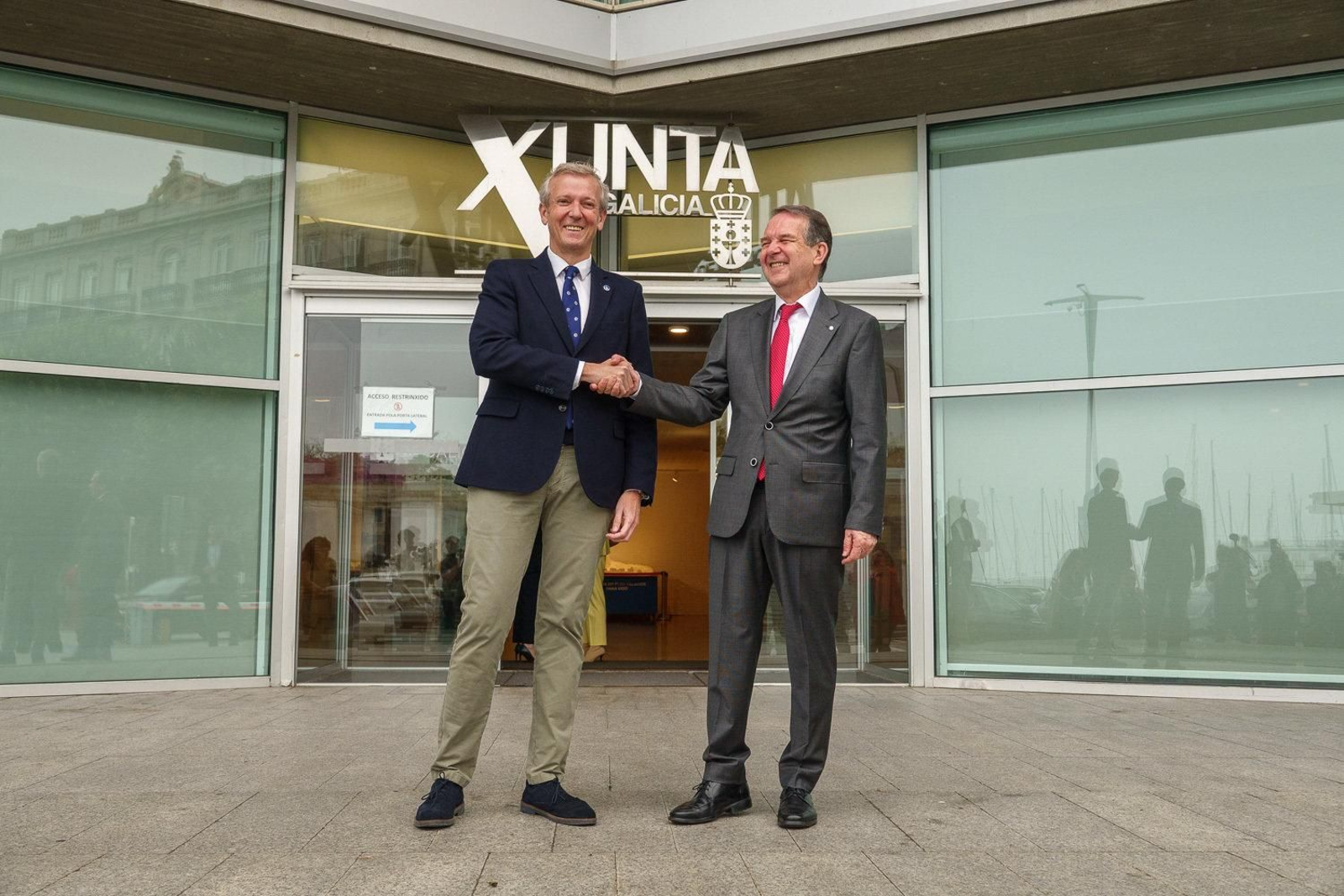 Apretón de manos entre Rueda y Caballero.