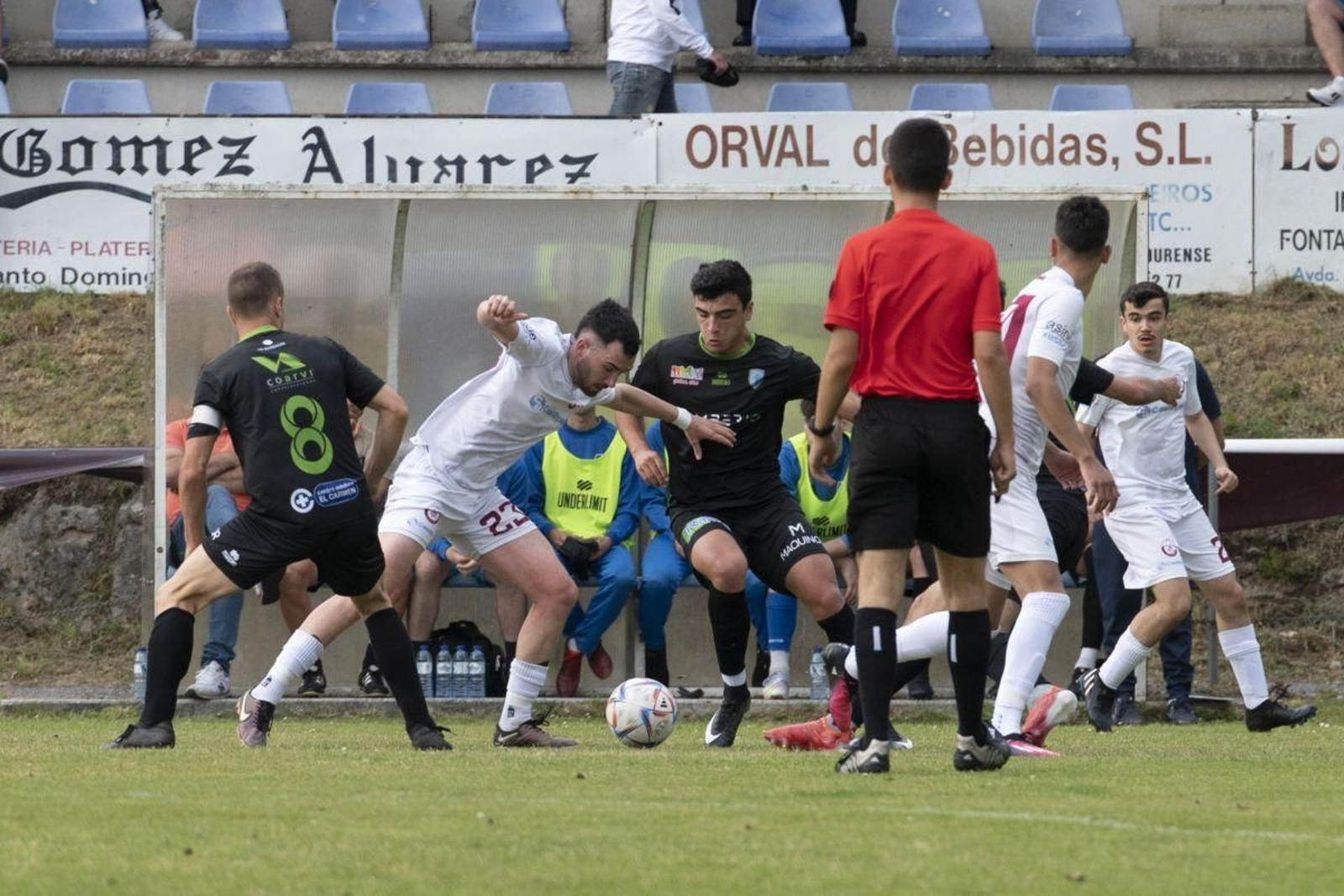 Veri, del Nogueira, intenta marcharse con el balón entre Toño y Parrilla, del Barbadás.