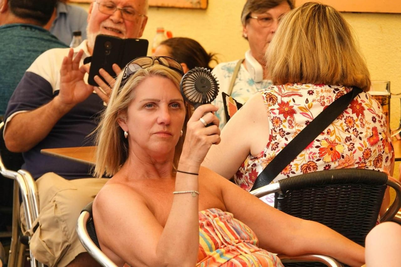 Una persona con un ventilador portátil. // Vicente Alonso