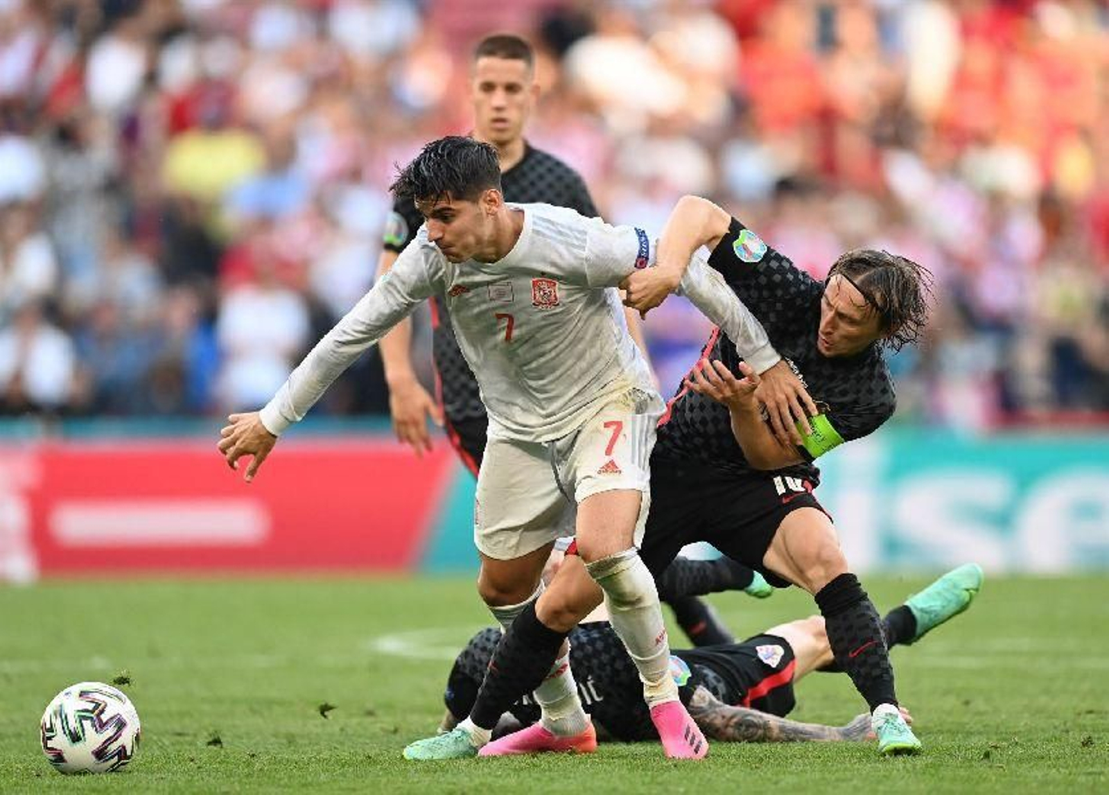 España sufre en su pase a cuartos 09