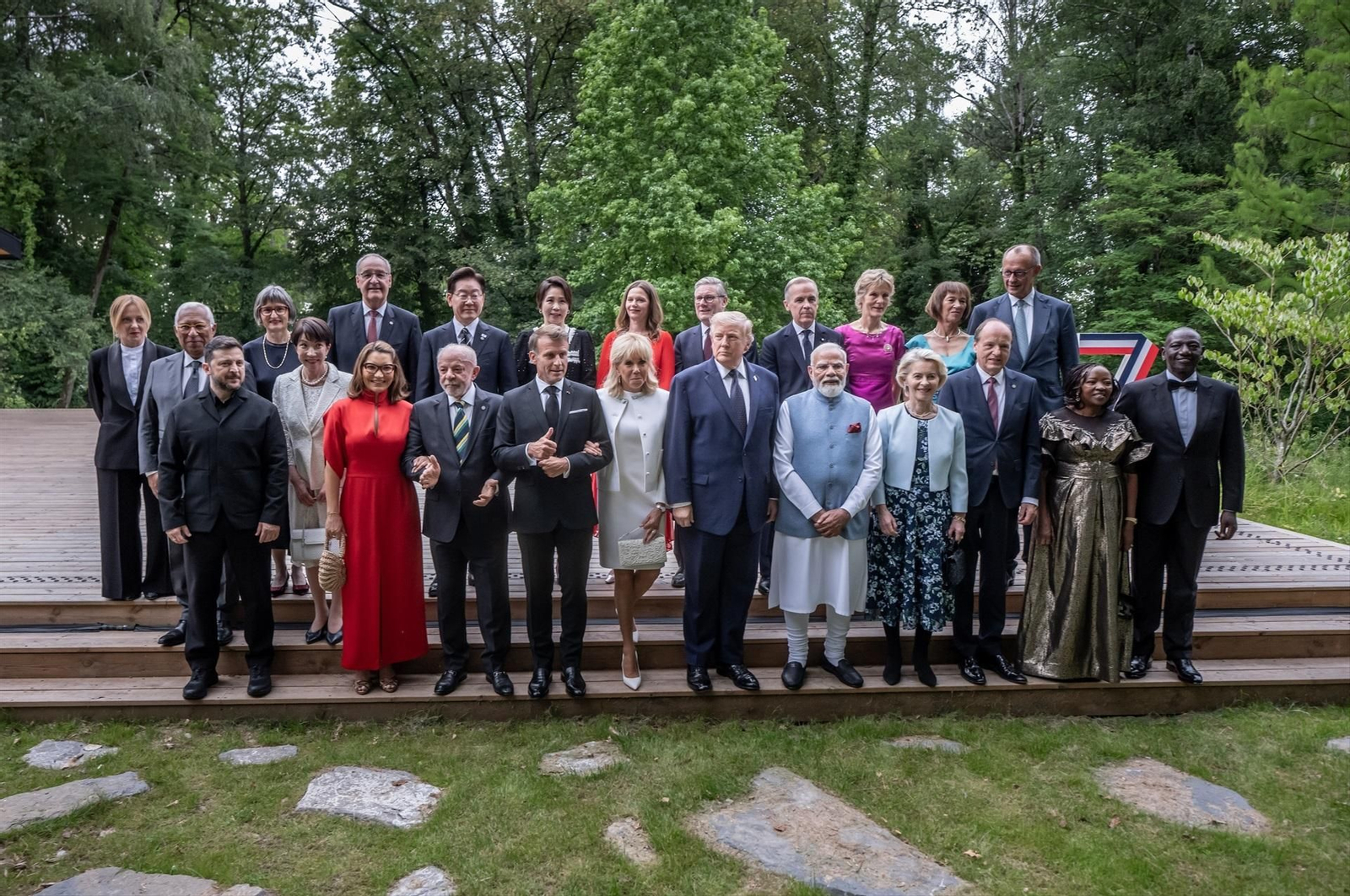 Foto de familia de los líderes del G7 con sus cónyuges