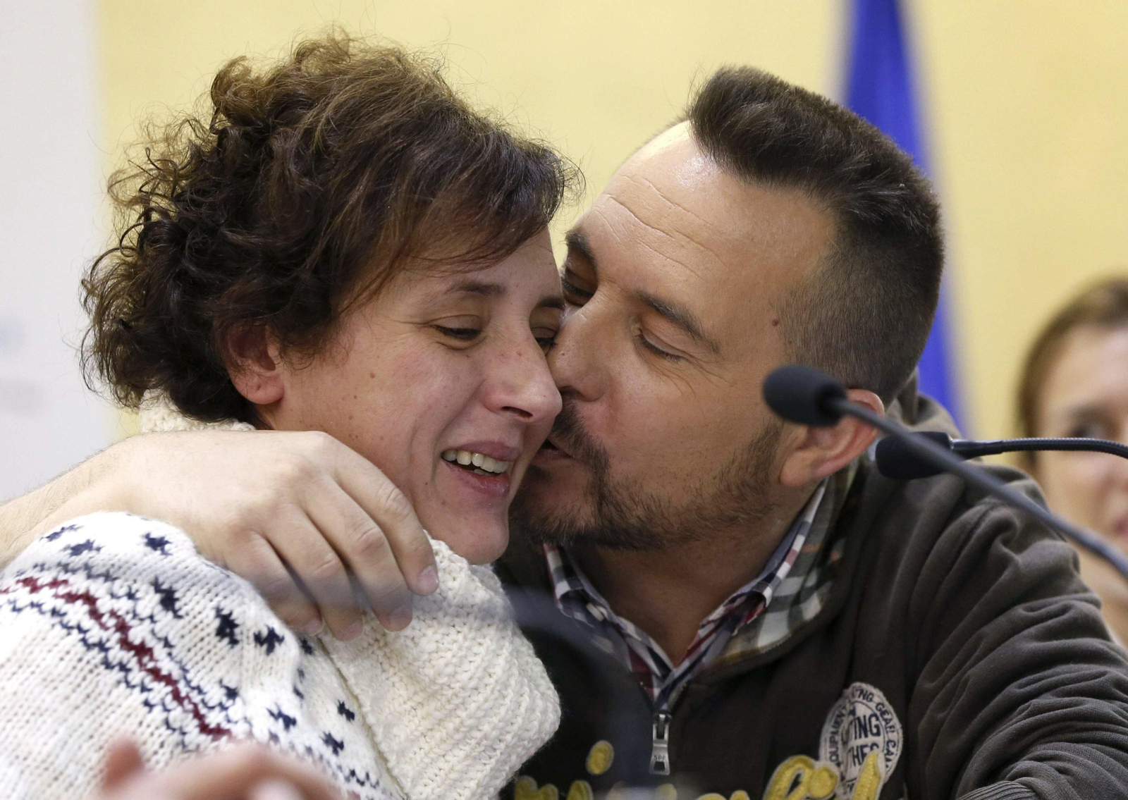 Teresa Romero, emocionada durante la rueda de prensa, recibe el cariño de su marido, Javier Limón.