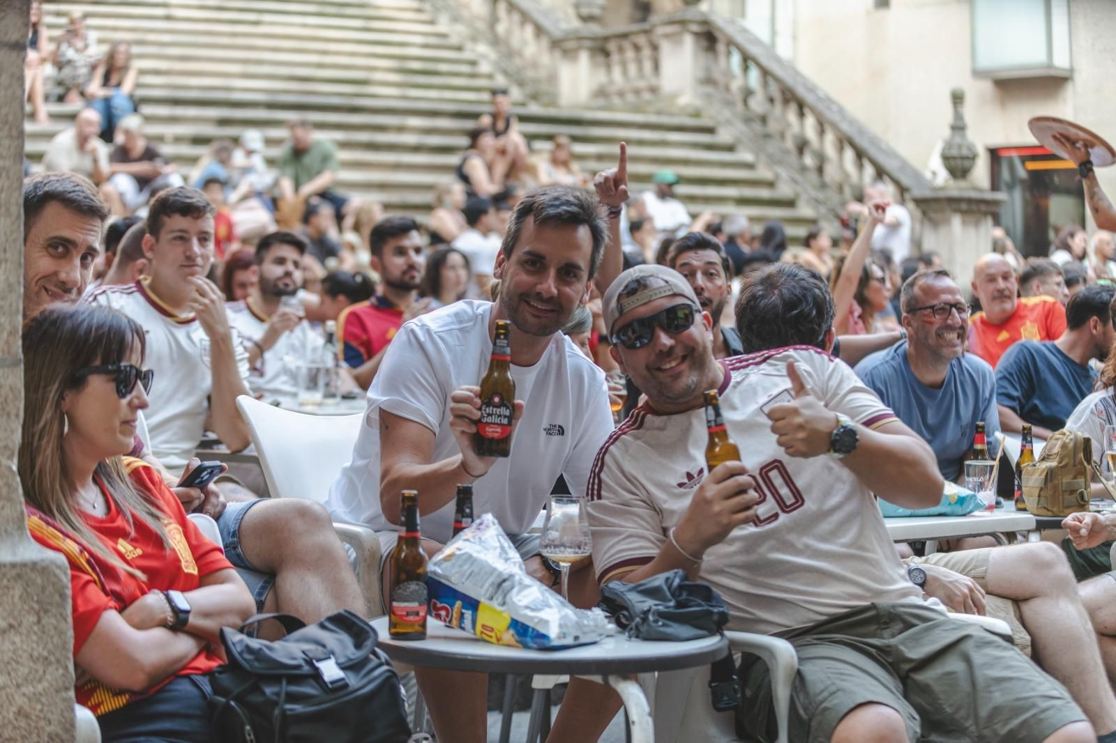 Galería | Camisetas, banderas y las calles de Ourense llenas de emoción por ver a España jugar los cuartos de final, en fotos