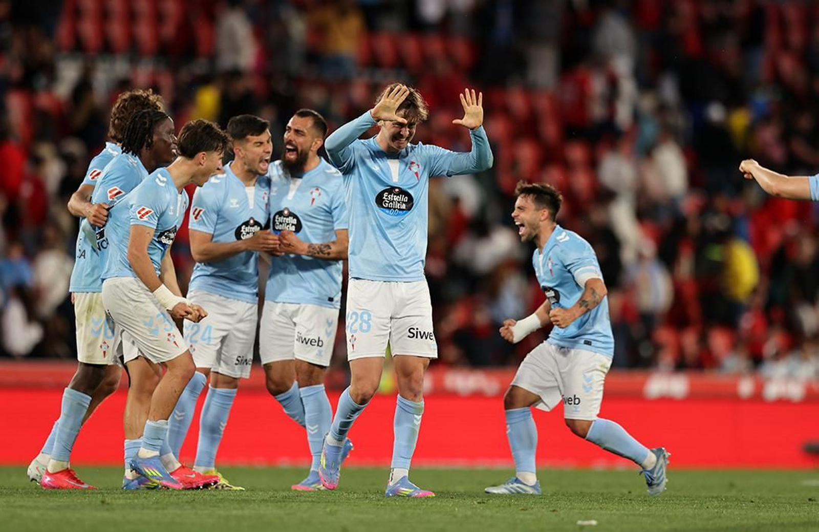 Los jugadores del Celta celebran la victoria al final del encuentro de ayer en Palma de Mallorca.