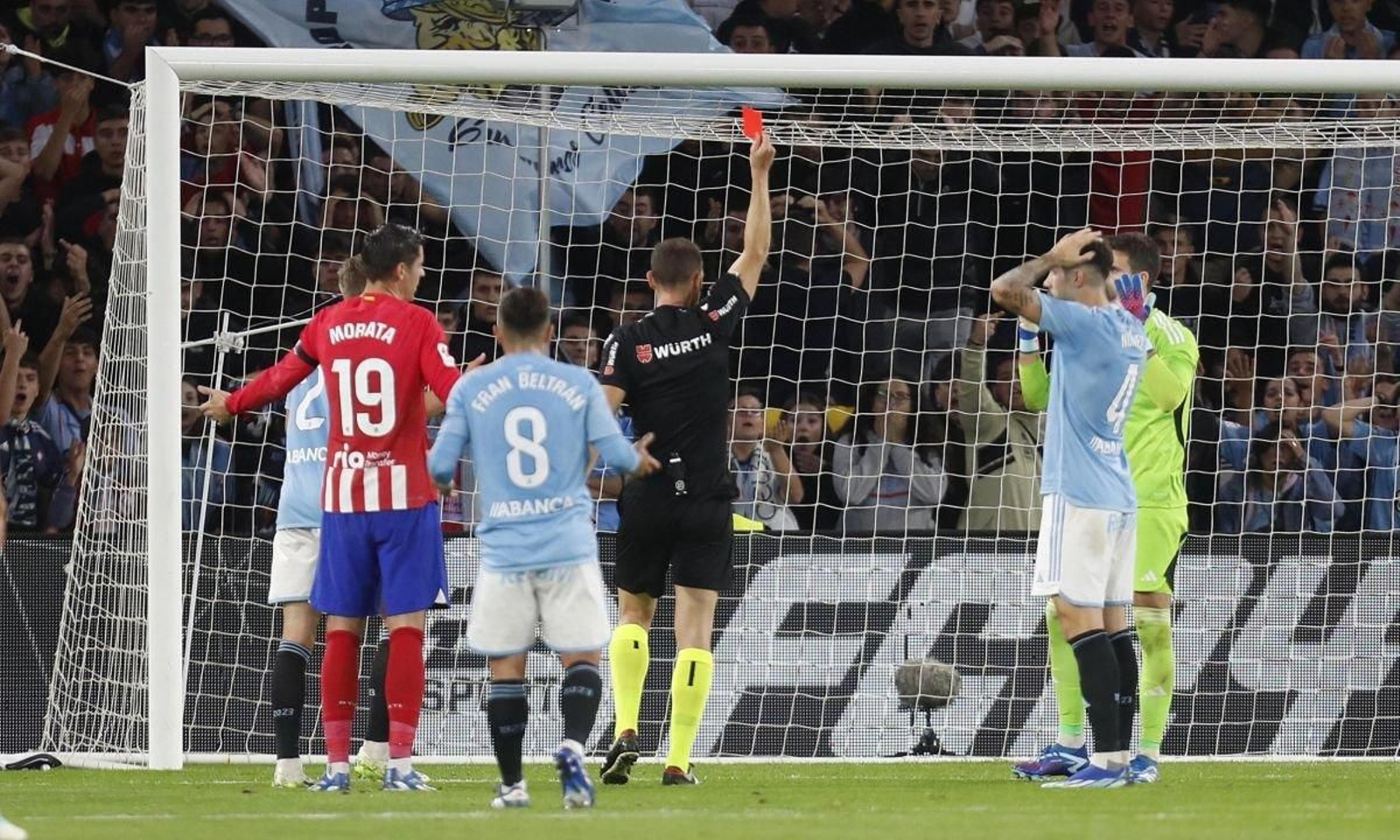 La última visita estuvo marcada por la expulsión de Iván Villar a los 25 minutos, con penalti incluido.