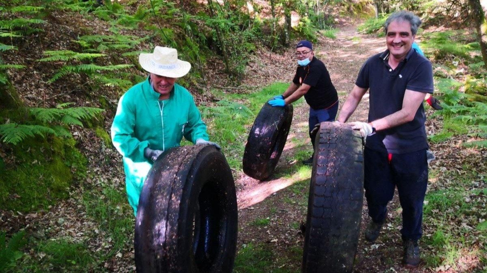 Participantes en la campaña de limpieza del año pasado en Sandiás.