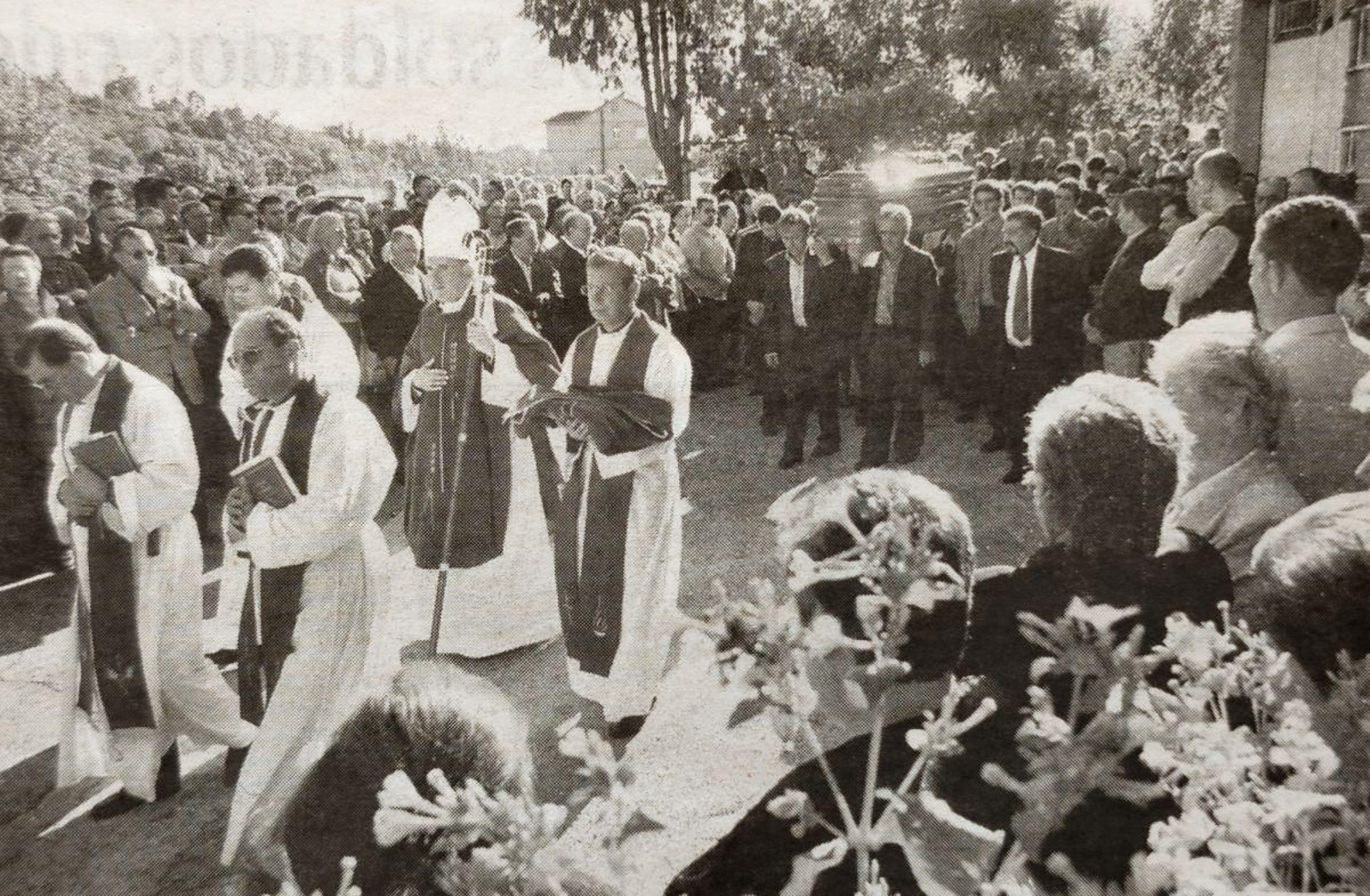 Funeral por Aurelio Grande en Parderrubias, con monseñor Osoro precediendo al féretro.