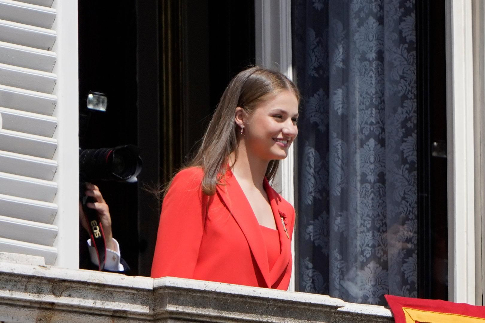 La princesa Leonor se asoma al balcón del Palacio Real.