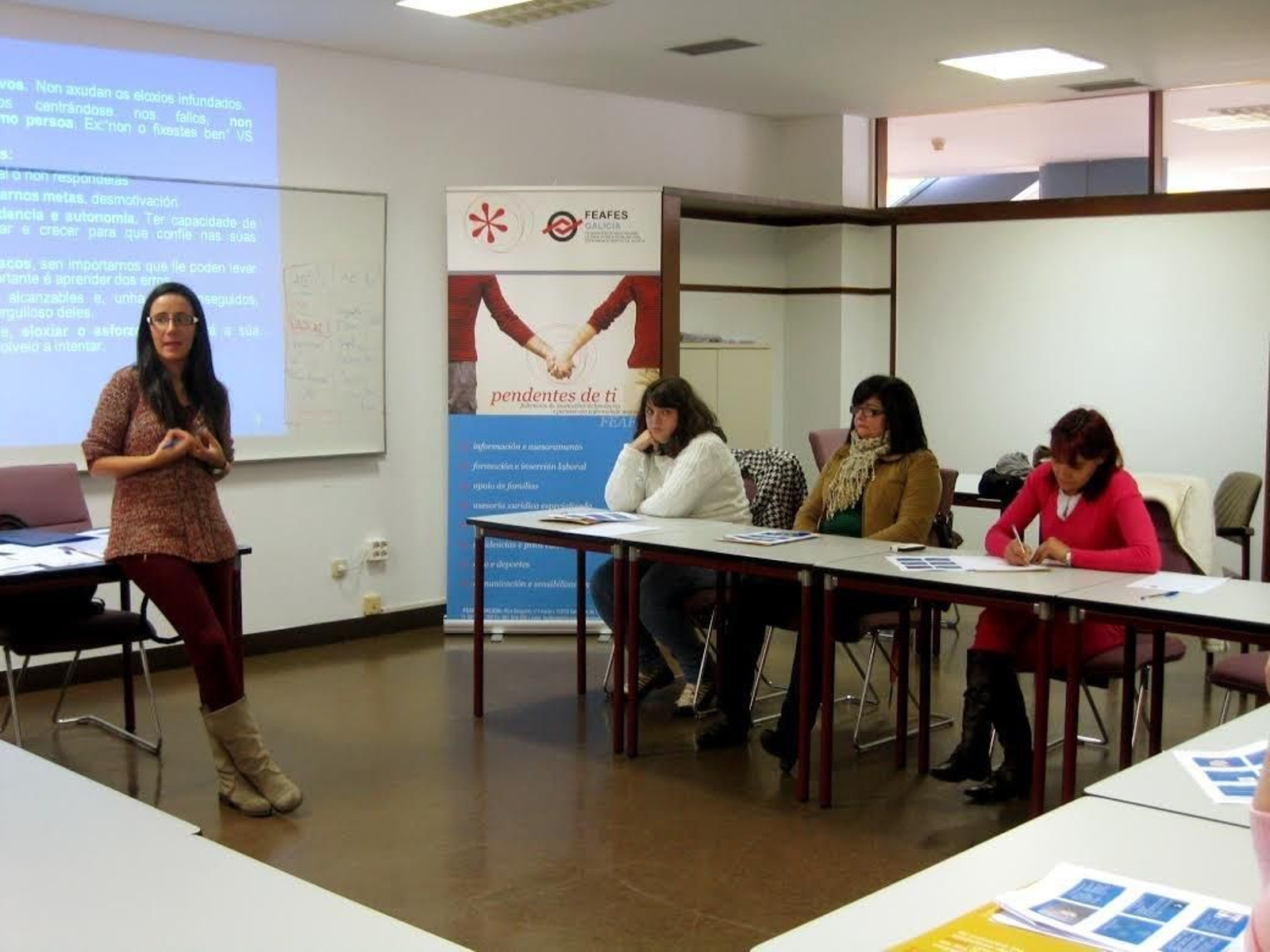 La psicóloga Raquel León, a la izquierda, durante la celebración de un taller.