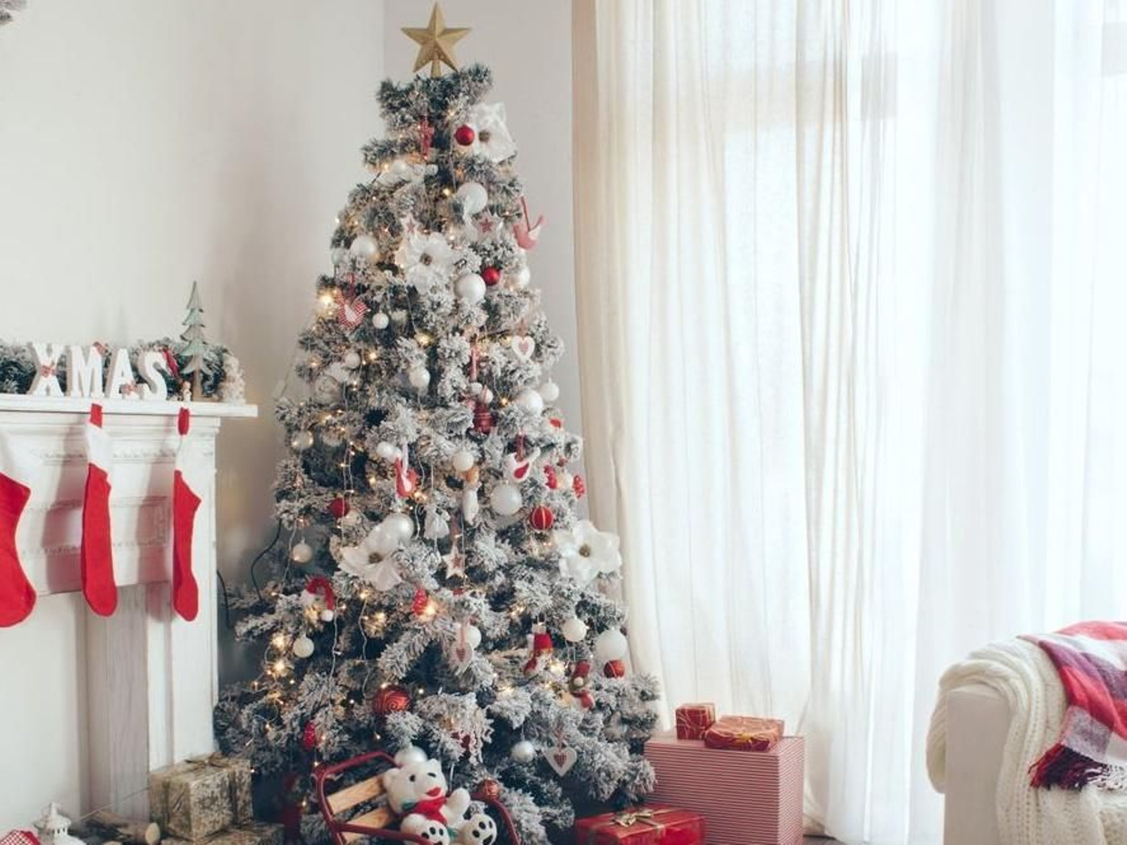 Un árbol de Navidad en una casa cualquiera.