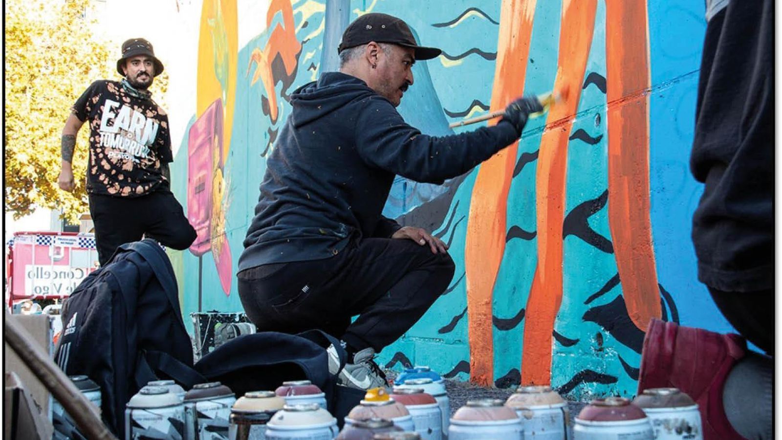 Moi, uno de los artistas seleccionados, realizando su mural inspirado en Cíes.