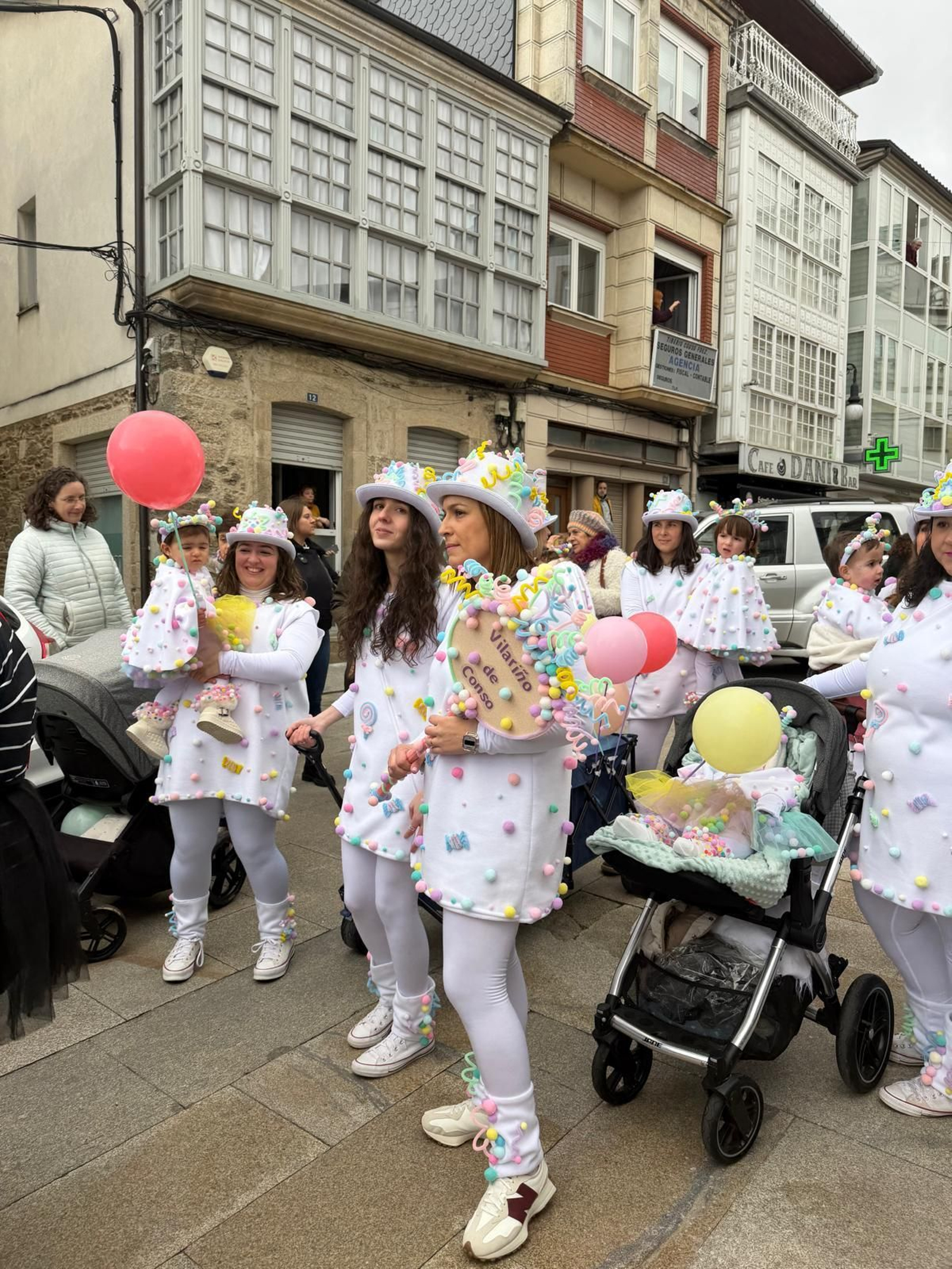 Galería | Los niños llenan de color las calles de Viana do Bolo por el Día de Comadres y Compadres