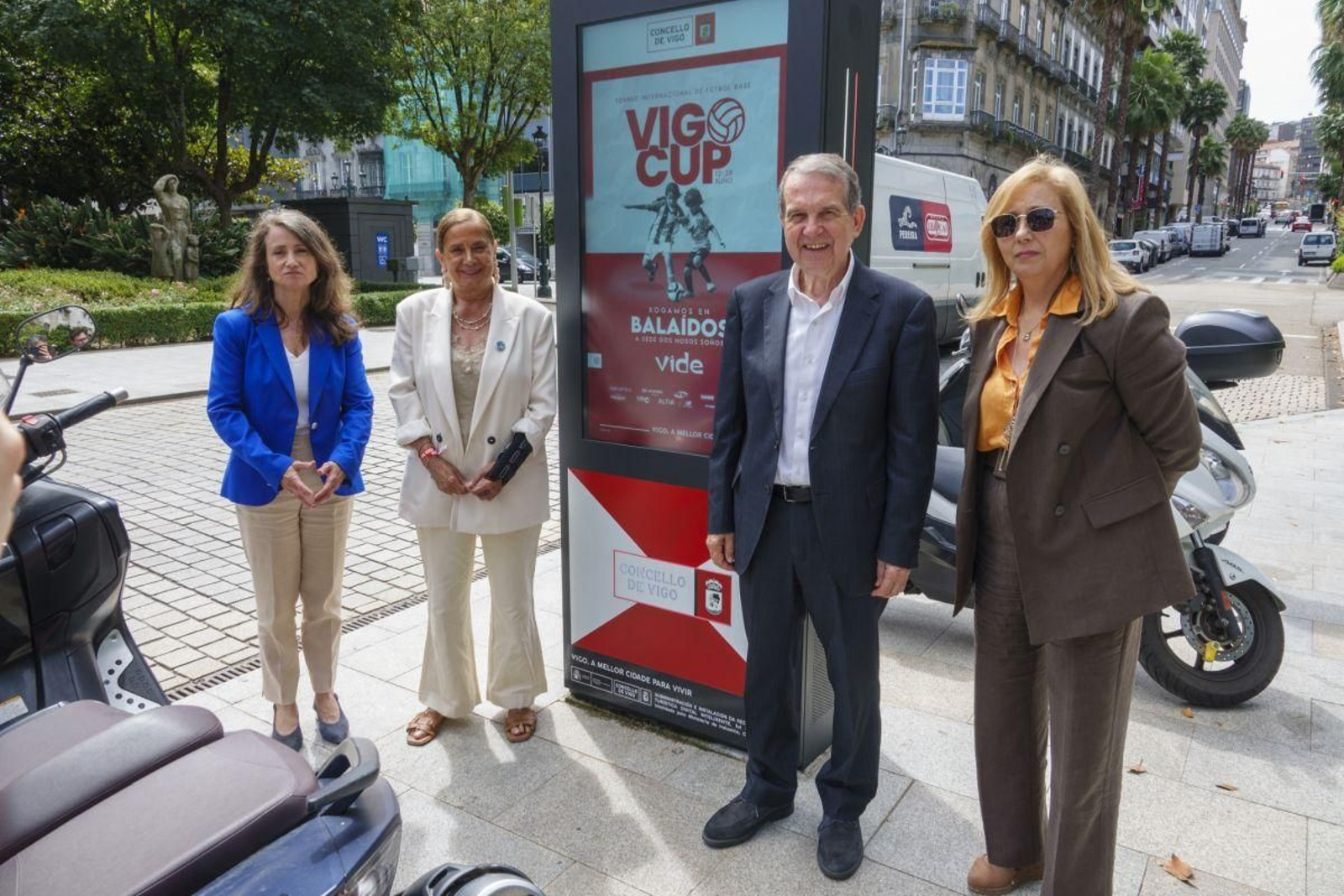 Ana Mejías, Carmela Silva, Abel Caballero y María Lago, ayer en la Praza Compostela con un nuevo mupi
