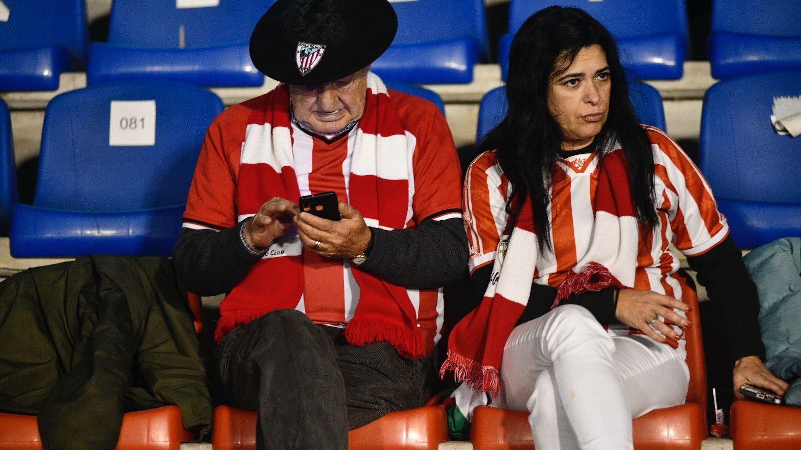 Dos aficionados del Athletic Club desplazados a Ourense para animar a su equipo.