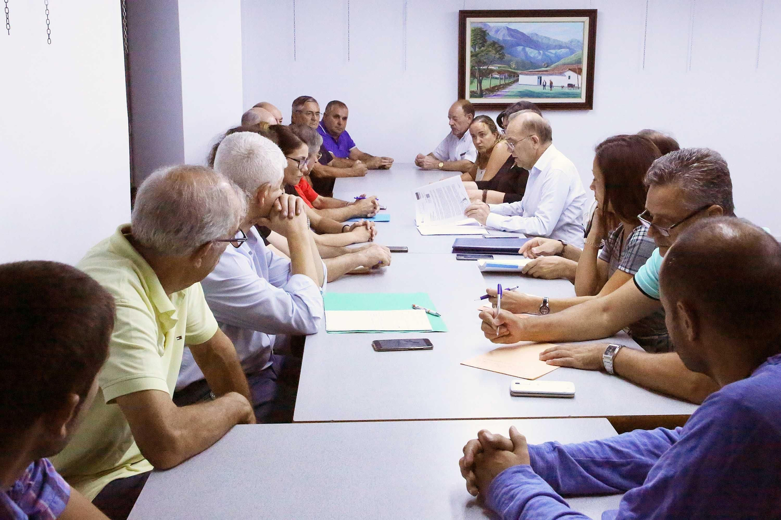 n n n  Tal y como había adelantado este diario, a última hora del jueves se celebró la reunión del alcalde con las plataformas y los grupos políticos, para tratar sobre la sorpresa que ha supuesto el jarro de agua fría de Fomento en algo tal vital para el municipio como la 'variante', que ahora, vuelve a estar en aire. El gobierno local "advierte" al Estado y a la Xunta que “Ponteareas hará oir su voz, de una vez por todas, por la estafa y la farsa del proyecto de la variante”. Y que  "se pondrán al frente de un amplio y potente movimiento social, para demostrar la fuerza de este pueblo. “Estou seguro de que os partidos, cidadáns, empresarios, comerciantes e todos os sectores sociais de Ponteareas seremos unha soa voz fronte ao Estado e a Xunta”. Represas anuncia ya la convocatoria de un Pleno monográfico para consensuar una respuesta unitaria y fijar acciones políticas y sociales a emprender “para que la circunvalación pase de falsa promesa a ser realidad”.
   Para el alcalde, “el gobierno español, y en los últimos años también la Xunta, lleva dos décadas jugando con esta necesidad prioritaria para Ponteareas, convirtiéndola en un 'culebrón' cuyos  capítulos siempre se emiten coincidiendo con períodos electorales”. Y recuerda que en los últimos 20 años “Estado y Xunta utilizaron la circunvalación como 'timo' en forma de promesa electoral, y ya está bien de usar a Ponteareas para sus intereses políticos y electoralistas, acusándose o excusándose -según gobiernen unos u outros-.n