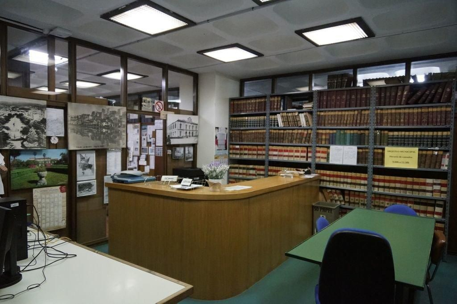 El archivo custodia fondos generados por el Concello y los más antiguos son del siglo XV.