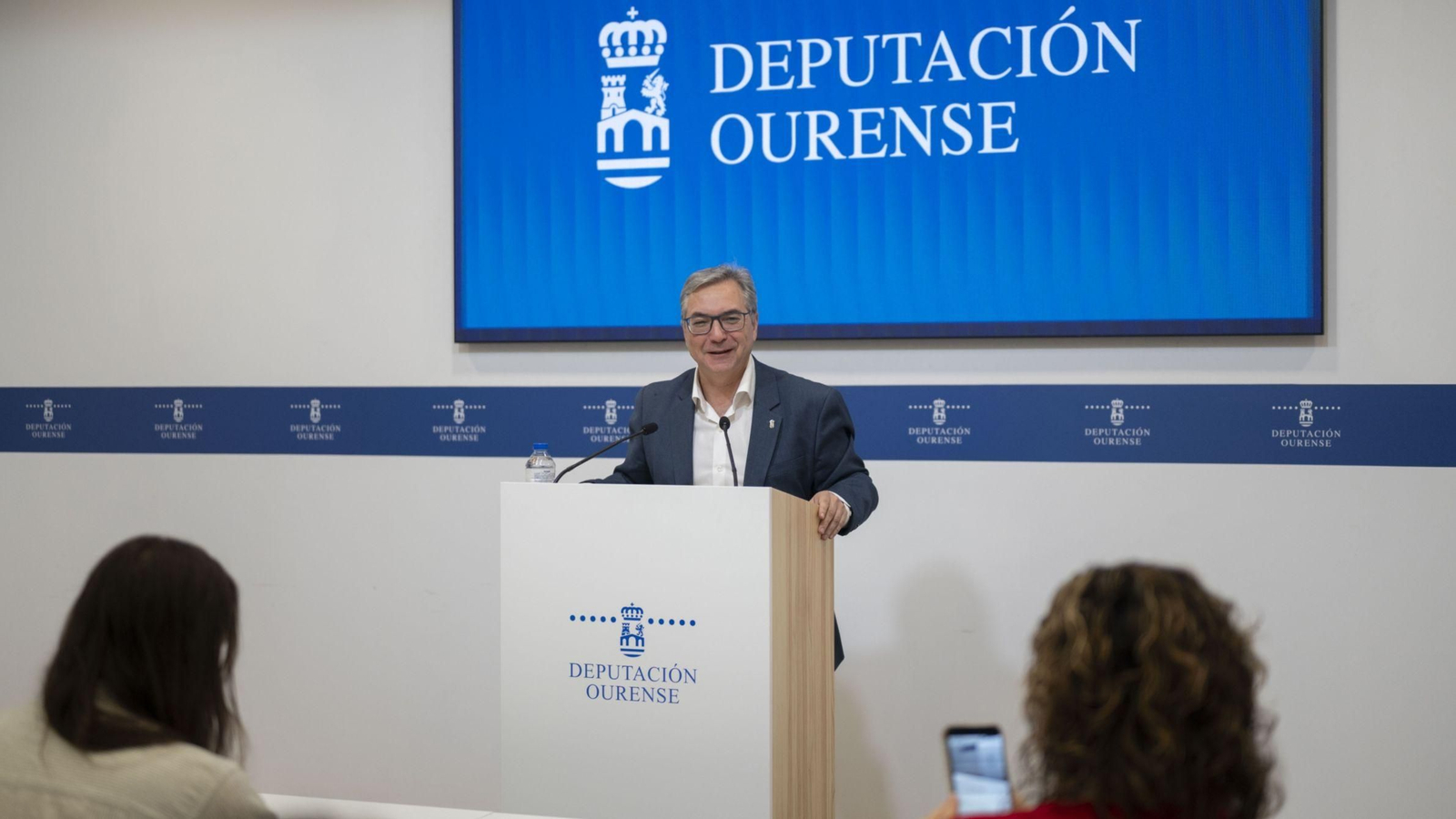 Comparecencia de Luis Menor al término de la junta de gobierno.