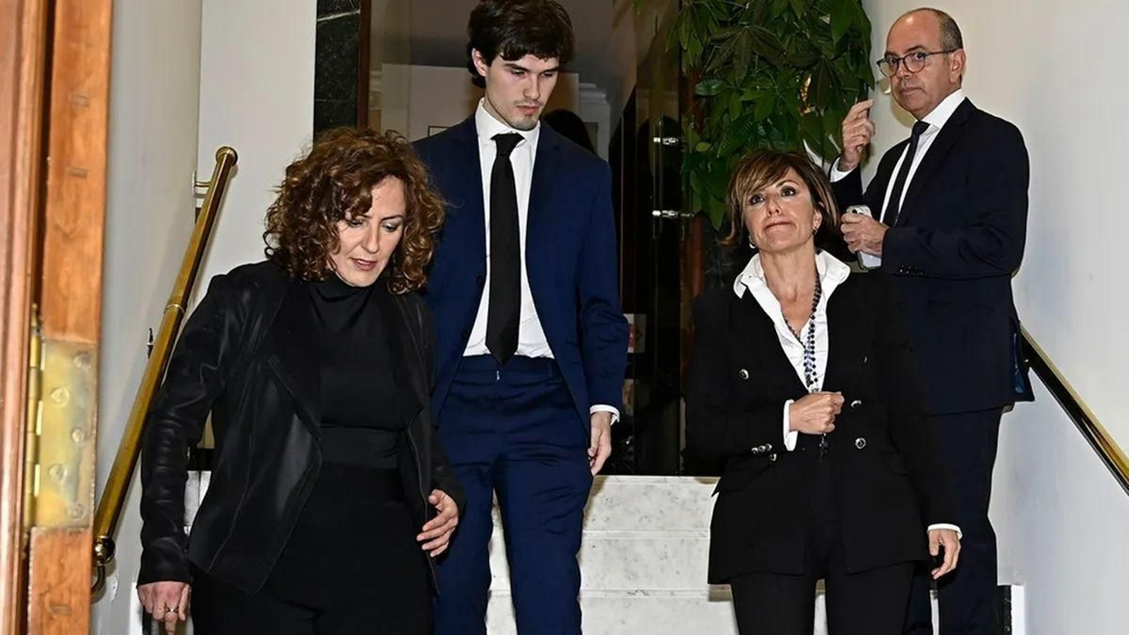 Familiares de Ónega, durante el entierro.